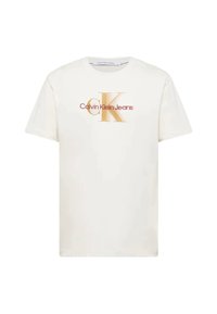 Camiseta de algodón blanca con un logotipo de Calvin Klein Jeans en dorado y rojo en la parte frontal, mangas cortas y diseño clásico de cuello redondo.