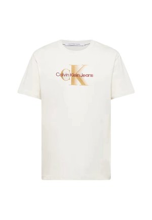Camiseta de algodón blanca con un logotipo de Calvin Klein Jeans en dorado y rojo en la parte frontal, mangas cortas y diseño clásico de cuello redondo.