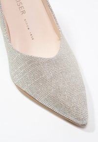 Peter Kaiser Escarpins à talons hauts - gold-coloured