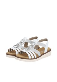 Witte sandalen met een kettingaccent, gestructureerde banden, open tenen en een gewatteerde binnenzool op een lichte, beige zool.
