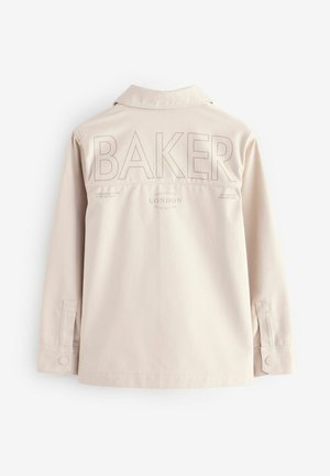 Beige Jacke mit einem Rückendesign, das "BAKER", "LONDON" und das Gründungsjahr zeigt, mit Knopfmanschetten und einer glatten Stoffstruktur.