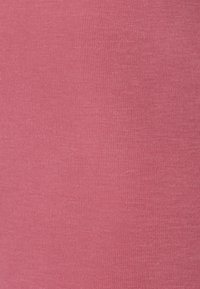 Tessuto di cotone di un rosa medio con una superficie liscia e leggermente rigata. Nessun motivo visibile o elementi di design aggiuntivi presenti.