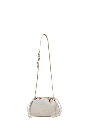 Bolso bandolera de tela beige con cordón ajustable, correa delgada y logotipo dorado minimalista en la parte frontal.