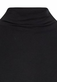 Czarny golf wykonany z gładkiego materiału, charakteryzujący się dopasowanym krojem, wyraźnie zaznaczoną linią dekoltu i miękką teksturą.