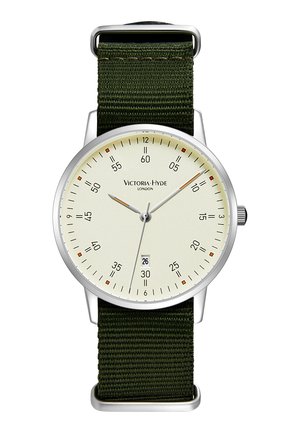 Orologio rotondo con cassa argentata, quadrante crema chiaro, indici neri, display della data e cinturino in nylon verde scuro.