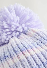 Blødt strikket hat med pastelfarvede striber i lilla, pink og hvid, og pyntet med en stor, fluffy lavendel pom-pom.