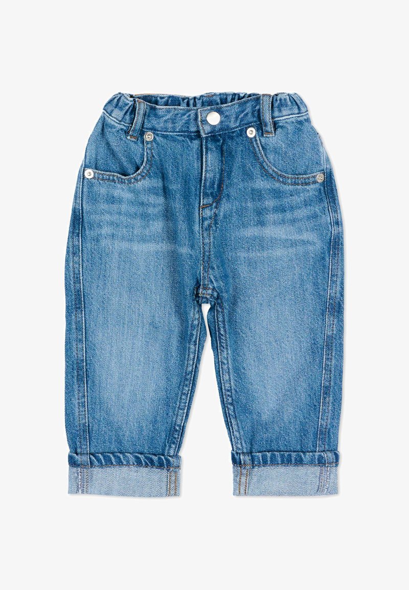 Jean en denim bleu clair pour tout-petit avec taille élastique, poches avant, revers roulés et fermeture par bouton à la taille.