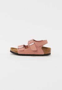 Rosa sandaler med dubbla justerbara remmar, korkfotsäng, strukturerad gummisula och metalliska accenter på remmarna.