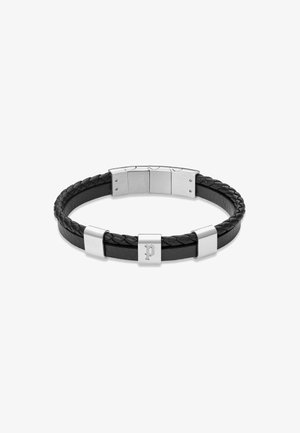 Bracciale in pelle nera intrecciata con hardware tono argento, comprese due accenti rettangolari e un centro con logo incisa.