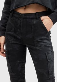 AllSaints Kapsáče - black