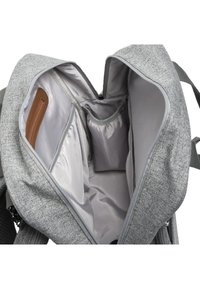 Grijze rugzakinterieur met een gladde stoffen voering. Bevat een ritszak en verdeelde compartimenten voor organisatie.