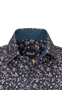 Camicia da uomo a fiori scuri con fiori blu, bianchi e grigi, fodera interna del colletto blu e colletto con bottoni.