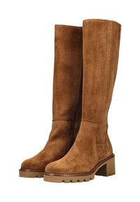 Botas altas de ante marrón con tacón grueso, textura suave, detalle de costura alrededor de la suela y cremallera discreta en el costado.
