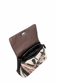 Bolso de múltiples compartimentos en tela estampada con base negra. Cuenta con una solapa texturizada marrón y herrajes metálicos en la parte frontal.