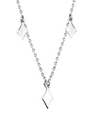 Silberne Kettenhalskette mit drei glänzenden, diamantförmigen Charms, die gleichmäßig entlang der Länge verteilt sind. Glatte Textur, minimalistisches Design.