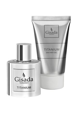 Srebrzysta tuba do żelu pod prysznic i okrągła butelka perfum z metalicznym wykończeniem, obie oznaczone napisem "Gisada Titanium."