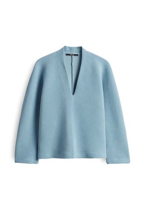 Heller blauer, übergroßer Pullover aus strukturiertem Stoff, mit einem tiefen V-Ausschnitt und langen Ärmeln, die ein dezentes diagonales Rippenmuster aufweisen.