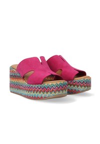 Roze suède platform sandalen met een open teen en twee voorkapjes, voorzien van een kleurrijke, gevlochten espadrille-achtige zool.