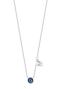 Srebrny naszyjnik łańcuszkowy z okrągłym niebieskim kamieniem wisiorkiem, uzupełnionym małym charms'em. Łańcuch ma klasyczny wzór ogniw.