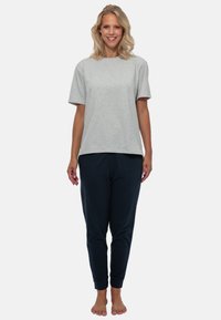 Grijs, T-shirt met korte mouwen, gecombineerd met marineblauwe, tapering joggingbroek. Katoenen materiaal met een zachte textuur en elastische manchet aan de broek.