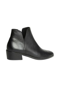 Botas de cuero negro hasta el tobillo con un tacón bajo, que presentan un diseño elegante, puntera afilada y laterales en corte en V para facilitar su uso.