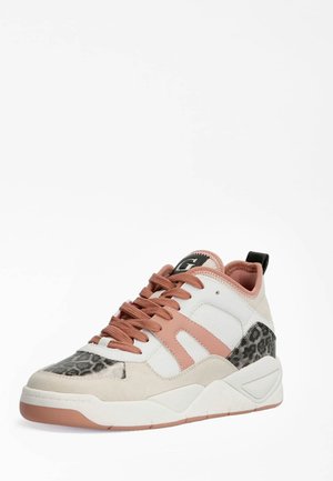 Hvid og beige sneaker med pink snørebånd, pink detaljer og leopardprint på tå og hæl, mod en ensartet hvid baggrund.