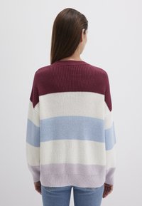 Strickpullover mit einem Farbkombinationsdesign in Burgunderrot, Creme, Hellblau und Lavendelstreifen; lockere Passform und gerippter Ausschnitt.