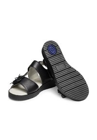 Schwarze Ledersandalen mit strukturiertem Finish, doppelt verstellbaren Riemen und einer gerippten schwarzen Gummisohle. Verfügt über dekorative Akzente an den Riemen.