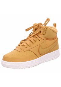 Tyrkysové vysoké tenisky Nike s texturovaným koženým svrškem, šněrováním a bílou gumovou podrážkou s protiskluzovými vzory.