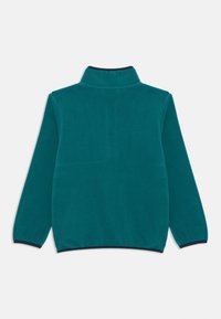 Pulover din fleece de culoare teal cu guler înalt. Are mâneci lungi și accente de culoare albastru marin la guler și la manșete. Textură moale, fără modele.