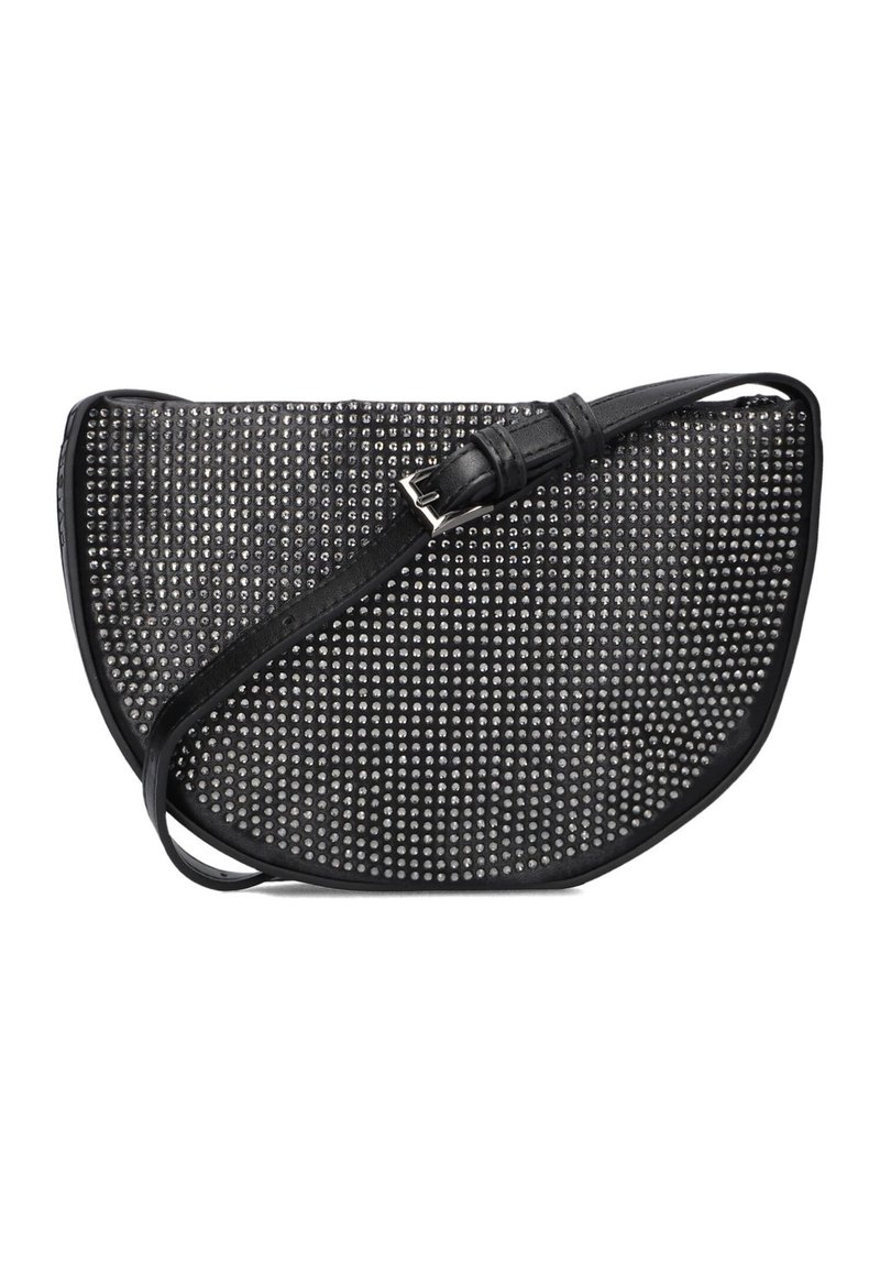 Zwarte handtas met een gebogen vorm, een gestructureerd oppervlak met metalen studded, en een leren schouderband. In het oog springend met een gesp voor aanpassingen.
