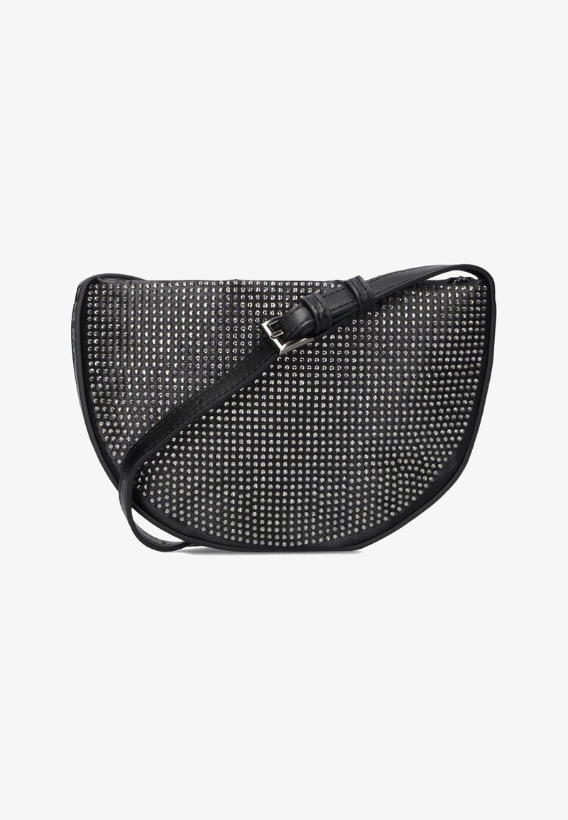 Zwarte handtas met een gebogen vorm, een gestructureerd oppervlak met metalen studded, en een leren schouderband. In het oog springend met een gesp voor aanpassingen.