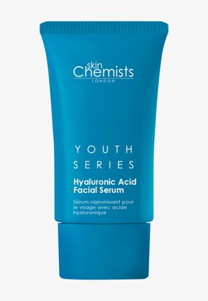 Niebieska tubka oznaczona Skin Chemists London Youth Series Hyaluronic Acid Facial Serum z dwujęzycznym opisem na białym tle.