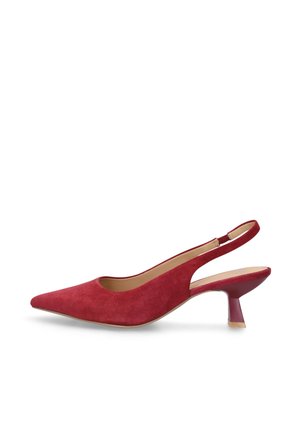 Rode suède slingback pump met spitse neus en lage uitlopende hak op witte achtergrond.