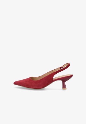 Rode suède slingback pump met spitse neus en lage uitlopende hak op witte achtergrond.