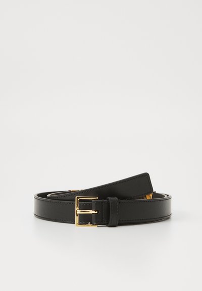 Ceinture en cuir noir à texture lisse, dotée d'une boucle en métal doré rectangulaire et d'une fermeture à une seule langue.
