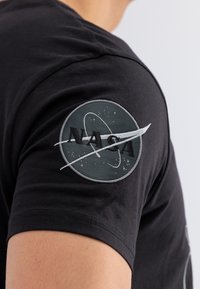 Alpha Industries DARK SIDE - Triko s potiskem - black reflective