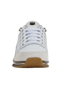 Sneaker bianco con tomaia in pelle liscia, dettagli grigi, design con lacci e suola in gomma. Presenta perforazioni per la traspirabilità.
