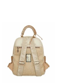 Sac à dos beige avec une poignée supérieure tressée, des bretelles ajustables, une texture à motifs, une poche zippée à l'avant et un patch logo décoratif.