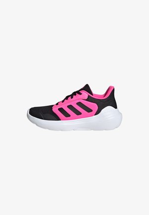Chaussures de sport noires et roses avec une tige en maille, trois rayures noires, fermeture à lacets et une épaisse semelle blanche. Logo notable sur le talon.