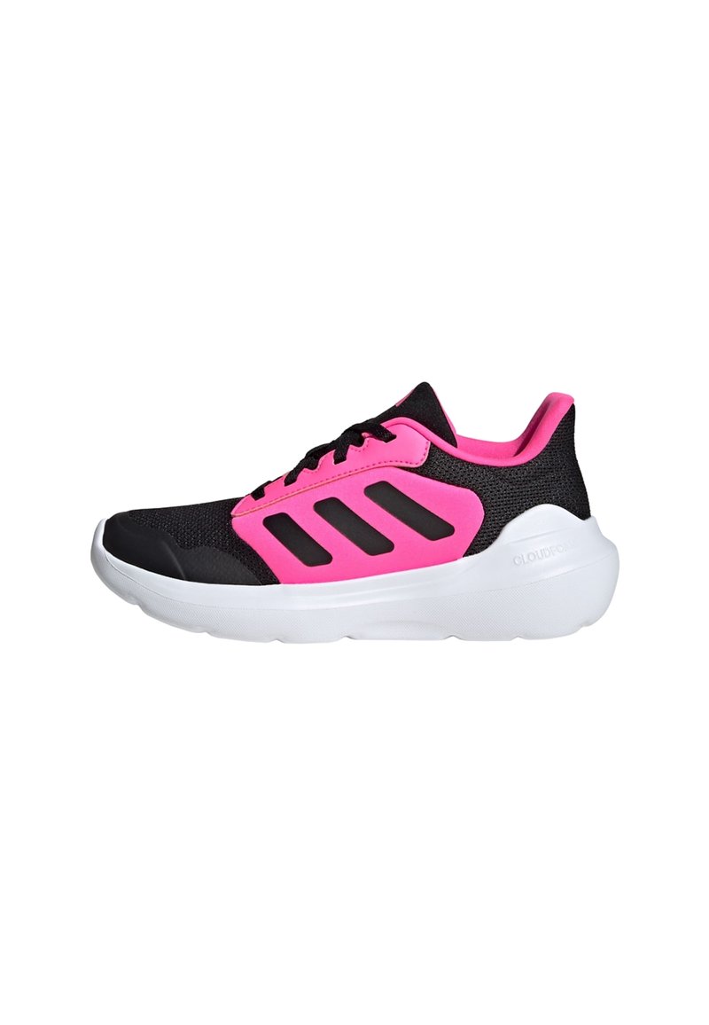 Chaussures de sport noires et roses avec une tige en maille, trois rayures noires, fermeture à lacets et une épaisse semelle blanche. Logo notable sur le talon.