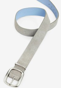 Grauer Gürtel aus weichem Material, mit einer silbernen Metallschnalle und einem hellblauen Innenfutter. Glatte Textur mit minimaler Naht.