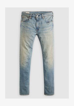 Vaqueros de mezclilla azul claro con un acabado desgastado, cinco bolsillos, cierre de botón y diseño de pierna recta. La costura es visible cerca de los bolsillos.