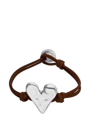 Bracelet en cuir marron avec un cœur central en argent martelé et une fermeture à bouton en argent.