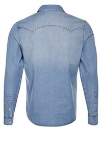 Jasnoniebieska koszula dżinsowa z długimi rękawami, mankietami na guziki, prostym dołem i klasycznym kołnierzem. Charakteryzuje się delikatnym wyblaknięciem na ramionach.
