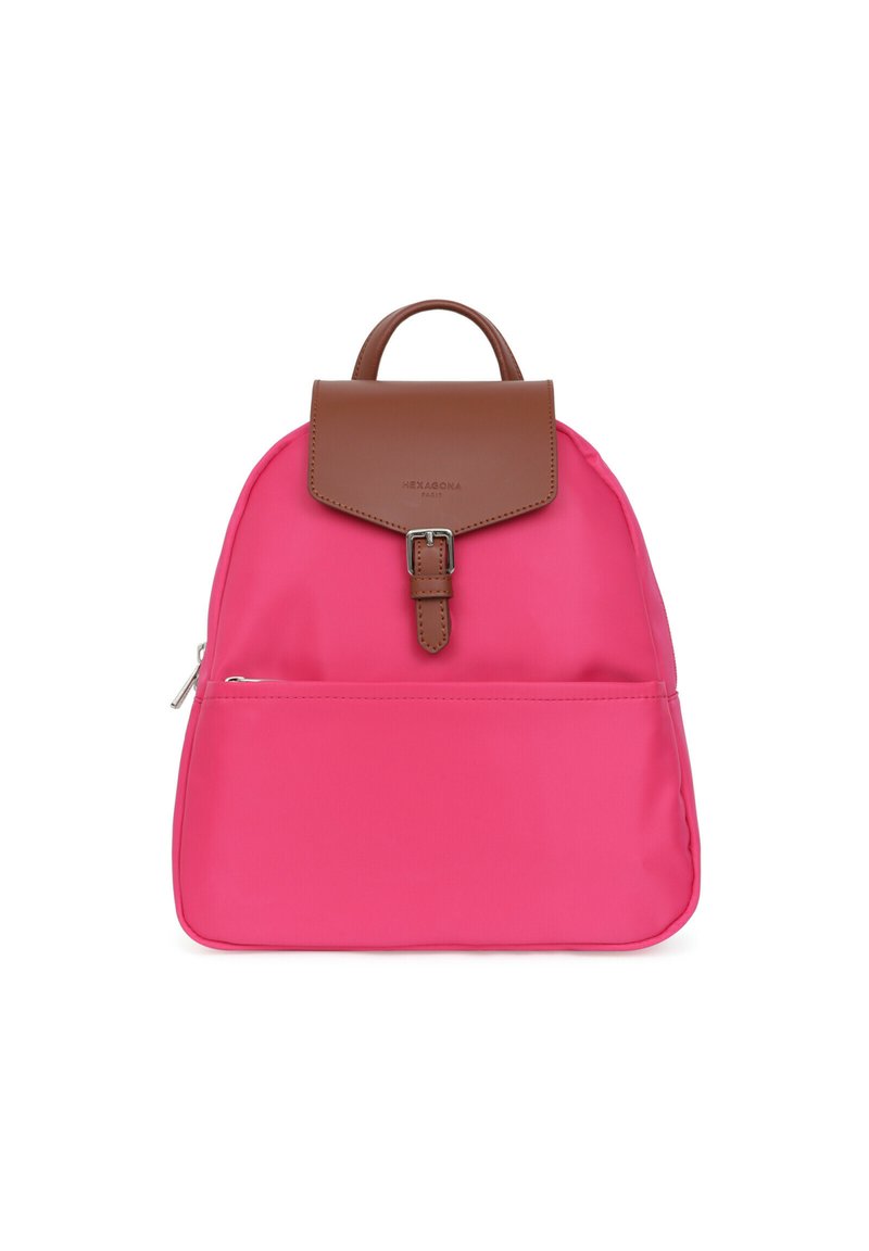 Zaino in nylon rosa con patta e tracolla in pelle marrone. Presenta una tasca anteriore con zip e una maniglia superiore per il trasporto. Design semplice e funzionale.