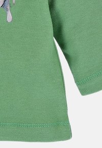 Groene katoen T-shirt met een ronde halslijn en korte mouwen, met een zachte textuur en nette stiksels langs de zoom en de mouwranden.