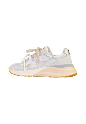 Sneaker grigio chiaro e bianco con lacci beige, pannelli in mesh e pelle scamosciata, suola beige spessa e suola in gomma, vista dal lato sinistro.