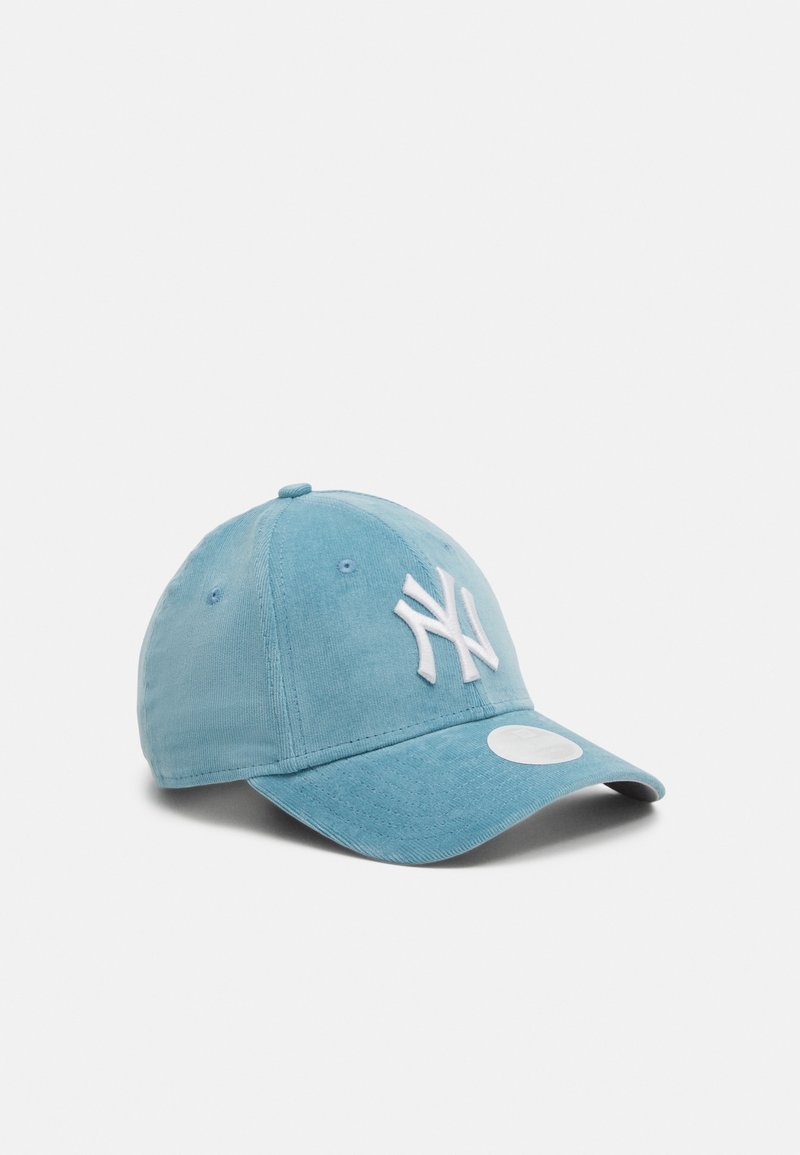 Casquette de baseball bleu clair avec un logo "NY" brodé en blanc sur le devant et une visière courbée avec un autocollant blanc rond.