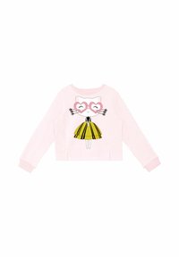 Roza dukserica s grafikom mačke koja nosi naočale u obliku srca i žutu suknju s crnim prugama. Ima rebraste manžetne i rub.